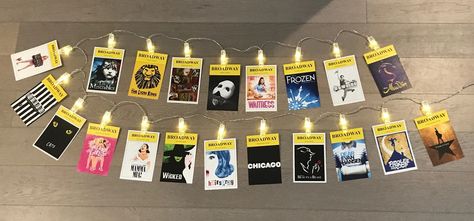 BROADWAY PLAYBILL Musical Theatre Light String Clips Hold 20 - Etsy Highschool Musical Gifts, Musical Theater Themed Gifts, Broadway Decor, Playbill Display, Broadway Themed Room, Broadway Theme, Theatre Decorations, Musical Party, Theatre Party