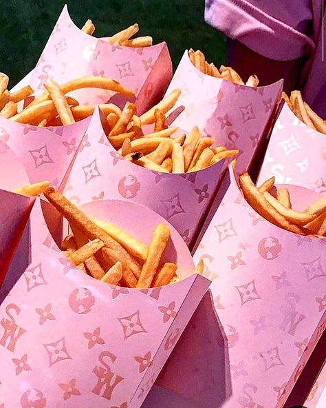 aesthetic fries with pink louis vuitton print on box Foto Muro Collage, Tout Rose, Bedroom Wall Collage, Louis Vuitton Pink, Pink Photo, Pastel Pink Aesthetic, Picture Collage Wall, Pink Beach, Pink Vibes