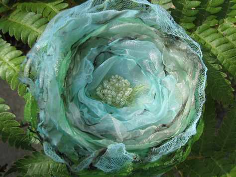 Organza Ideas, Satin Flowers Diy, Making Fabric Flowers, Material Flowers, Fabric Flower Brooch, Fabric Flower Tutorial, Handmade Flowers Fabric, Organza Flowers, Flower Fabric