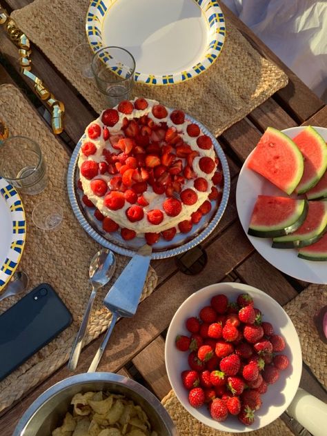 Midsommar Aesthetic, Swedish Aesthetic, Sweden Aesthetic, Sommer Mad, Swedish Summer, Scandinavian Summer, Pretty Food, Summer Party, Aesthetic Food