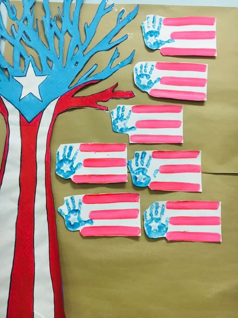 Students made the flag of Puerto Rico with their hands. #teachers #puertorico #preschool Puerto Rico Art Crafts, Preschool Flag Activities, Puerto Rico Preschool Activities, Puerto Rico Crafts For Preschool, Puerto Rico Arts And Crafts For Kids, Puerto Rico Classroom Door Decoration, Puerto Rico Crafts For Kids, Puertorriqueñidad Ideas, Zastave Sveta