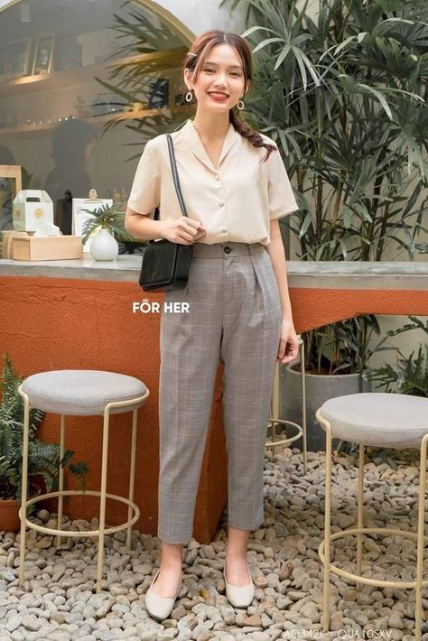 Clinic Work Outfits, Style Kantor, Business Formals, Summer Corporate, Work Outfits Office, Office Wear Women Work Outfits, Mother Style, Trousers Women Outfit, Women Work Outfits