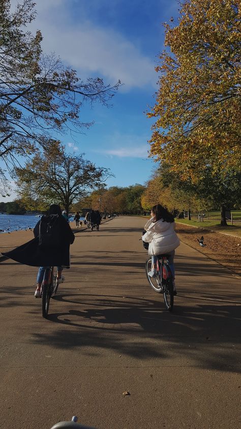 cycling in london Running In London, London Spring Aesthetic, Oxford Aesthetic, Running London, Europe Vibes, Cycling In London, College Abroad, London Rain, London Couple