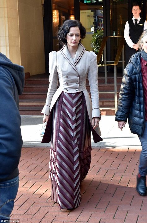 Looking the part: Eva Green cut a regal figure on Monday as she filmed scenes for Penny Dreadful in Dublin Penny Dreadfull, Victorian Outfit, Gothic Fashion Victorian, Vanessa Ives, Colleen Atwood, Victorian Costume, Penny Dreadful, Victorian Steampunk, Costume Drama