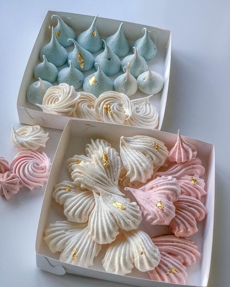 zenobiatavares Valentines Meringues, Cute Meringue, Meringue Wreath, Box Of Love, Love And Kisses, Meringue Desserts, Homemade Chicken Noodle, Pavlova Recipe, Homemade Hamburger