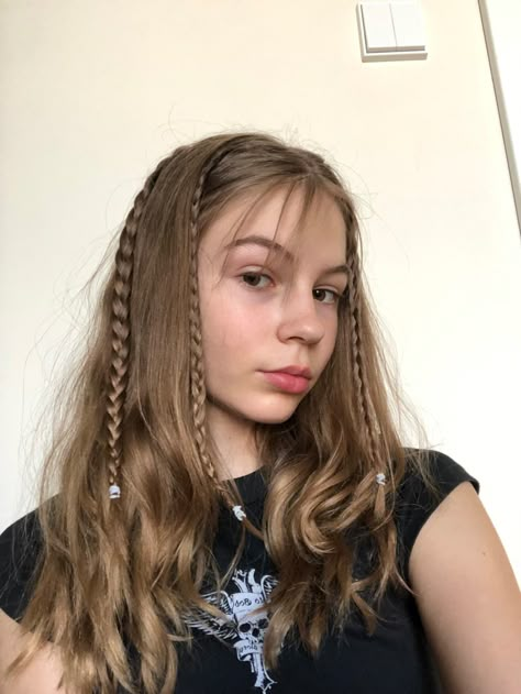 Hair Down With Braids On Side, Braid Hairstyles With Bangs, Aesthetic Braid Hairstyles, Trenzas Aesthetic, Braids For School, Loose Braid Hairstyles, Down Hairstyles With Braids, Hairstyles For Teens, Loose Braids