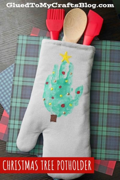 Oven Mitt Gift Ideas Christmas From Kids, Christmas Pot Holder Craft For Kids, Handprint Oven Mitt Christmas Crafts, Kindergarten Parent Christmas Gift Ideas, Christmas Oven Mitt Gift For Kids, Christmas Gifts To Parents Preschool, Handprint Pot Holders, Preschool Parent Gift Ideas, Toddler Christmas Gift For Parents