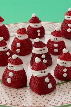 Rustic Christmas Food, Dinner Christmas Ideas, Christmas Food Table Decorations, Easy Christmas Fruit Ideas, Red Christmas Food Board, Christmas Picky Food, What To Cook For Christmas Dinner, Fancy Christmas Food, Christmas Food Dinner Table