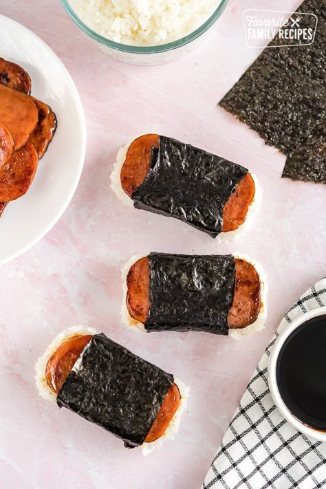 You don't need to fly to Hawaii to try this tasty, authentic Hawaiian Spam Musubi. With this easy recipe, you can make it yourself at home! Hawaiian Spam Musubi, Best Sushi Rolls, Spam Musubi Recipe, Musubi Recipe, Hawaiian Plate Lunch, Spam Recipes, Spam Musubi, Hawaiian Dishes, Plate Lunch