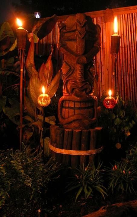 Tiki Hawaii Party Ideas, Tiki Garden Ideas Backyards, Tiki Backyard Ideas, Tiki Garden Ideas, Tiki Aesthetic, Tiki Bar Restaurant, Tiki Backyard, Spooky Island, Tiki Lights