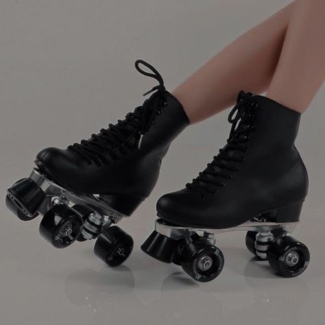 Black Roller Skates, Roller Skating Outfits, Girls Roller Skates, Retro Roller Skates, Skating Aesthetic, Roller Skate Shoes, Roller Shoes, Roller Skaters, Skating Outfits