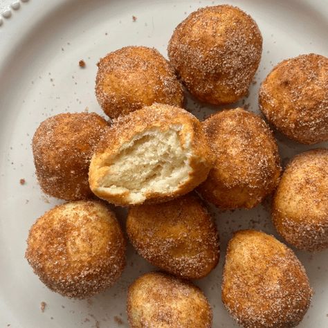 4 ingredient Air Fryer Donut Holes Air Fryer Donut Holes, Easy Donut Holes, Donut Recipe Fried, Air Fry Donuts, Healthy Doughnuts, Healthy Donuts Recipe, Donut Hole Recipe, Doughnut Holes, Healthy Donuts