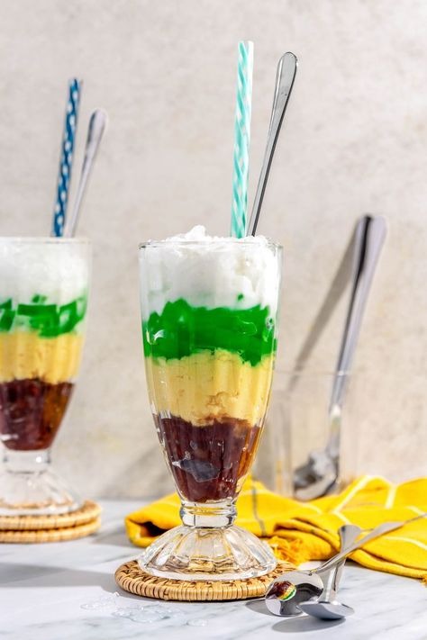 Chè Ba Màu (Vietnamese Three Color Pudding) Pandan Jelly, Vietnamese Snacks, Vietnamese Desserts, Rainbow Desserts, Vietnamese Dessert, How To Make Jelly, International Desserts, Parfait Desserts, Sweet Red Bean