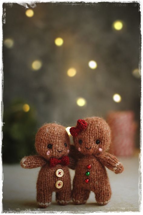 Pattern is only available in ENGLISH. Christmas toy, Christmas knitting pattern Height - 12-13cm This is not a finished product. This is a knitting PATTERN pdf. 2 single pointed knitting needles. Flat knitting. Knitting Teddy Bear Gingerbread man pattern. This pattern is for personal use only. If you want to sell one or two ready-made mascots for charity, please contact me. No part of this DESIGN or TEXT may be reproduced, copied, translated or transmitted without permission Knitted Gingerbread Man, Knit Gingerbread Man Pattern, Knit Snowman Pattern, Gingerbread Knitting Pattern, Knit Gift Patterns, Winter Stuffed Animals, Stuffed Gingerbread Man, Knitted Gingerbread Man Free Pattern, Knitted Gnomes Pattern