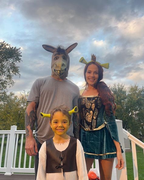 Fun family halloween costume idea: Shrek! Family Shrek Halloween Costumes, Shrek Family Costume Halloween, Shrek Trio Halloween Costume, Cute Shrek Costumes, Shrek Family Costume, Shrek Characters Halloween Costumes, Shrek Characters Cosplay, Family Halloween Costumes, Family Costumes