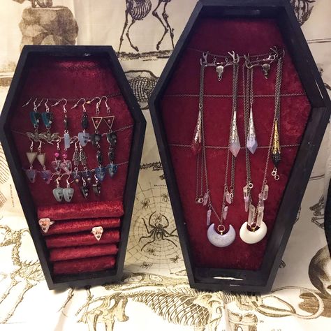 Coffin Jewelry Holder, Goth Jewelry Holder, Coffin Jewelry Box, Coffin Jewelry Box Diy, Alajeros Ideas, Goth Jewelry Box, Diy Jewlery Box, Goth Decorations, Cottagecore Pastel