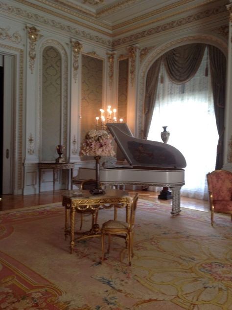 Ohshc Aesthetic, Piano Nook, Winners Curse, Pretty Piano, Grand Piano Room, Palace Room, Pink Piano, Old Money House, Nyc Townhouse