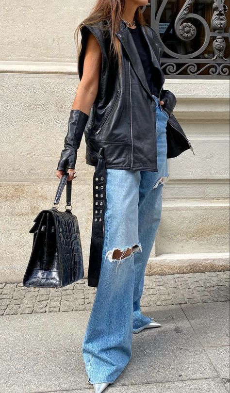 Waistcoat Outfit Women, Leather Vest Outfit, Gilet Outfit, Street Fashion Show, Waistcoat Outfit, Vest Outfits For Women, Jeans Large, Leather Waistcoat, Black Leather Vest