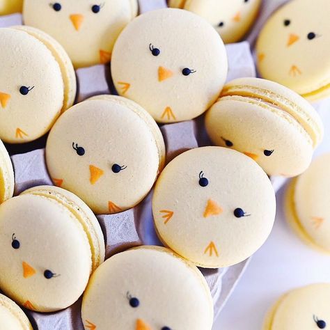 Easter Macaroons, Easter Themed Desserts, Macarons Ideas, Easter Macarons, Easter Cake Designs, Cute Macarons, Easter Food Ideas, Dessert For Easter, Bake Sale Desserts