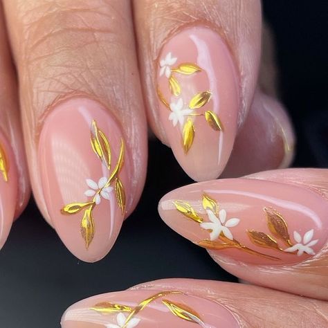 𝐉𝐚𝐬𝐦𝐢𝐧𝐞 on Instagram: "so dainty 🥰 i love chrome details! 🤌🏽 (not my original design) #chromenails #floralnails #flowernails #summernails summer nails" Flower Toe Nails, Nail Designs Simple, Flowers Intertwined, 3d Flower Nails, Everyday Glam, Chrome Nails Designs, Stylish Nails Designs, Fall Flower, Flower Nail Designs