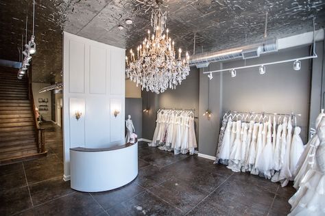 Amazing chandelier in the new @heidielnora Atelier http://southernweddings.com/2016/09/22/bridal-shop-spotlight-heidi-elnora-atelier/ Dresses Boutique Decor, Bridal Salon Interior Design, Bridal Store Interior Design, Wedding Boutique Interior, Bridal Studio Interior, Bridal Store Interior, Luxury Boutique Interior, Bridal Shop Interior, Bridal Shop Decor