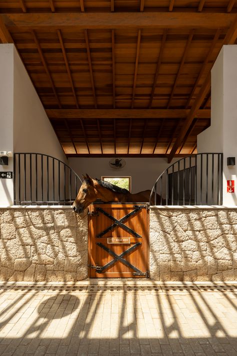 An Equestrian Oasis in Braganca Paulista, Brazil. - STABLE STYLE Italian Horse Stable, Horse Barn Interior, Equestrian House, Stable Inspiration, Arizona Vibes, Small Stable, Dream Barn Stables, Equestrian Stables, Equestrian Property