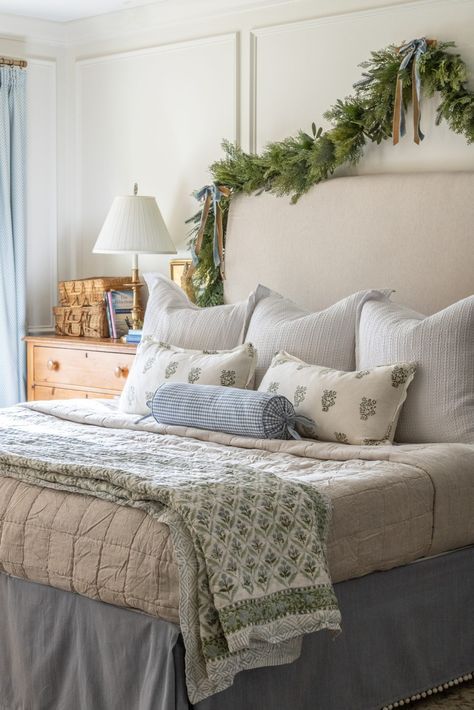 Farmhouse Quilt Bedding Bedroom, Cape Cod Interior Design Bedroom, Cottage Homes Bedroom, Christmas Bedroom Decor Blue, Aesthetic Small Bedroom, Ottoman Bedroom, Christmas Interior Design, Bedroom Decor Aesthetic, Winchester House