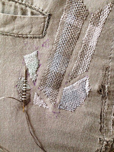 Needle Weaving Embroidery, Patch Mending, Embroidery Mending, Weaving Clothes, Weaving Embroidery, Needle Weaving, Boro Stitching, Mending Clothes, Fabric Embellishment