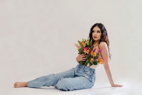 Jean And Flowers Photoshoot, Flower Photoshoot Birthday, Flowers Top Photoshoot, Women Flower Photoshoot, Flower And Jeans Photoshoot, 30 Year Old Photo Shoot, Western Studio Photoshoot, Flower Shoot Photoshoot, Flowers In Pants Photoshoot