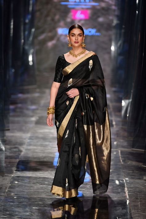 Black Saree Designs, Designer Sarees Wedding, Indian Sari Dress, Sari Design, India Fashion Week, Cloth Design, Saree Photoshoot, Black Saree, Saree Trends