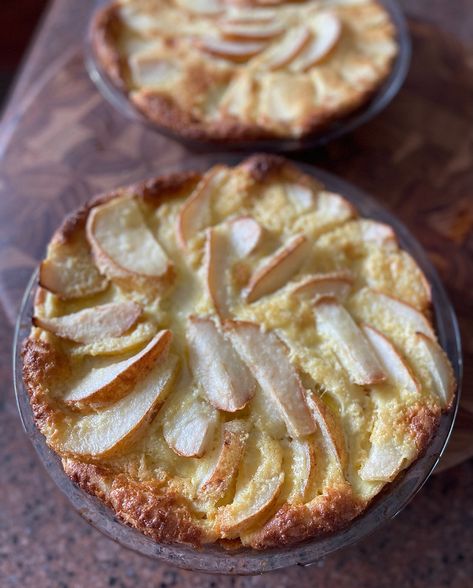 Pear Custard Pie Pear Custard Pie Recipe, Carmelized Pears, Pear Custard, Pear Recipes Easy, Pear Pie Recipe, Almond Creme, Caramel Pears, Pear Pie, Pear Dessert