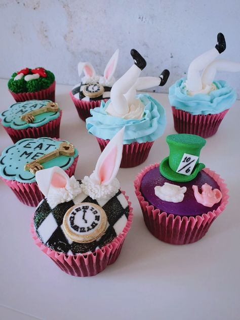 Alice In Wonderland Cupcakes Ideas, Wonderland Food, Alice In Wonderland Food, Wonderland Cupcakes, Alice In Wonderland Cupcakes, Custom Treats, Dulce Candy, Alice In Wonderland Tea Party Birthday, Cookie Cake Pie