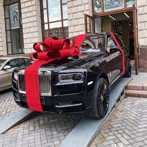 Black Rolls Royce, Car Bows, Tmax Yamaha, Luxury Cars Rolls Royce, Rolls Royce Cullinan, Lux Cars, Luxury Lifestyle Dreams, Super Luxury Cars, Best Luxury Cars