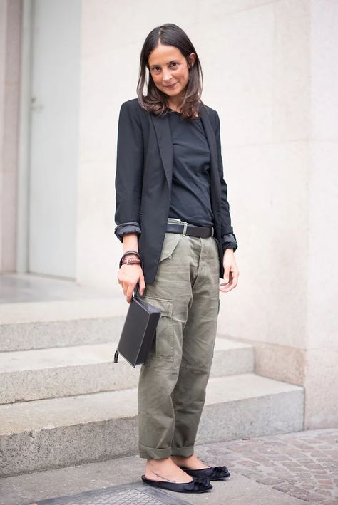 This take-your-cargo-pants-to-work look relies on understated separates, simple, functional footwear, and a blazer to tie it all together. Cargo Pant Outfits, Cargo Pants Outfits, Mode Hippie, Cropped Cargo Pants, Cargo Pants Outfit, Pant Trends, Mode Casual, 가을 패션, Fashion Mode