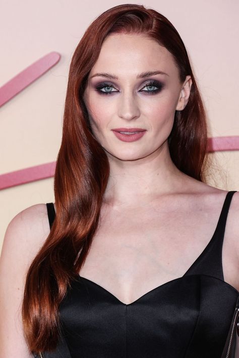 Sansa Stark Hair, Bright Copper Hair, Red Haired Actresses, Witchy Hair, Texas Hair, Red Hair Inspo, Beautiful Red Hair, Beauty Face Women, Hair Flip