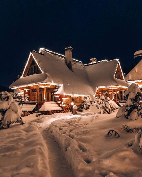 Snow Cottage Interior, Christmas Cabin Exterior, Winter House Aesthetic, Snow Cabins, Chalet Aesthetic, Winter Home Exterior, Winter Cabin In The Woods, Winter Homes, Snowy House