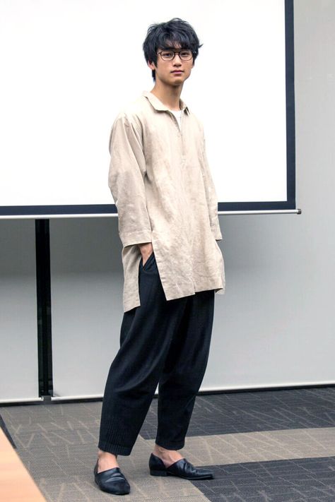 Mens Loose Fashion, Issey Miyake Men Pants, Relax Outfit Men, Relaxed Style Outfits Men, Mens T-shirt, Relaxed Outfit Men, Japanese Men Style, Japanese Men Fashion, Japan Style Outfits