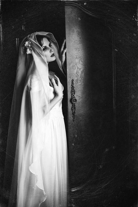 Ghost Bride Aesthetic, Goth Bride, Dead Bride, Zombie Bride, Ghost Bride, White Goth, Dark Beauty Photography, Halloween Photography, Bride Photoshoot