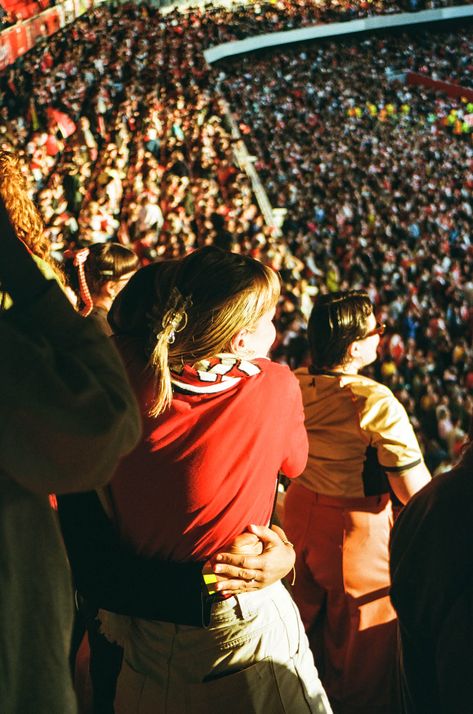 #womensfootball #englandfootball #womenhugging #friendshug #largecrowd #largeaudience #biggroups #stadium #footballstadium #ukstadiums #summerfootball #summersportg Football Film Photography, Sports Editorial Photography, Womens Football Aesthetic, Stadium Photoshoot, Football Campaign, Crowd Photography, Football Crowd, Stadium Photography, Football Team Photos