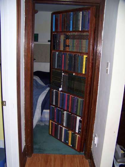 DIY secret room. It's a bookcase that replaces the real door. I really want to do this in my apartment. Diy Secret Room, Secret Bookshelf Door, Skjulte Rum, Secret Bookshelf, Diy Bookshelf Kids, Kids Room Bookshelves, Bookshelf Door, Murphy Door, Diy Bookshelf