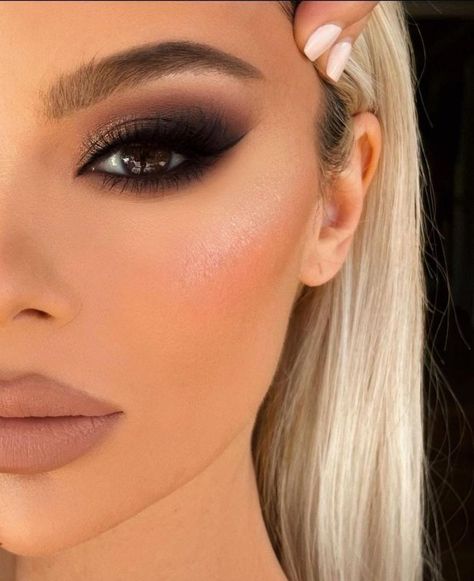 Machiaj Smokey Eyes, Smokey Eye Makeup Steps, Brow Freeze, Black Smokey Eye Makeup, Dramatic Smokey Eye, Sultry Makeup, Wedding Hairstyles And Makeup, Plouise Makeup, Classy Makeup