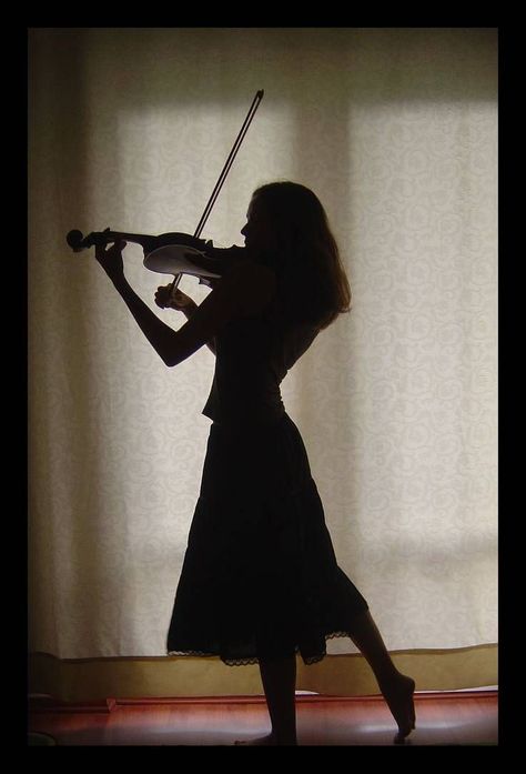 Violin Pics, Girl Playing Violin, Best Violinist, Autumn Photography Portrait, Violin Photography, Learn Singing, Learn Violin, Learn Music, Music Aesthetic