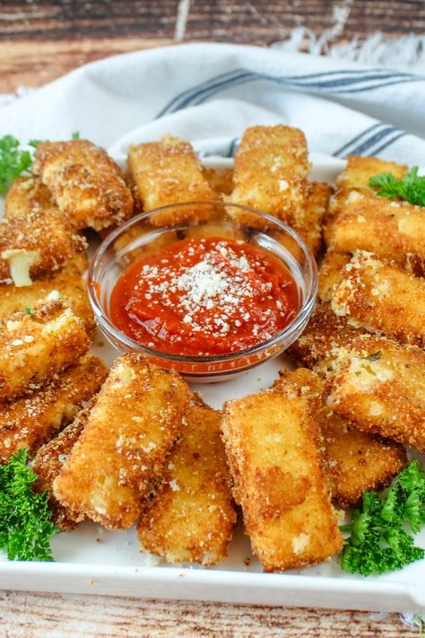 Frozen Mozzarella Sticks, Fried Mozzarella Sticks, Homemade Mozzarella Sticks, Fried Mozzarella, Mozzarella Sticks Recipe, Cheese Bread Sticks, Fried Cheese, Football Snacks, Just A Pinch Recipes