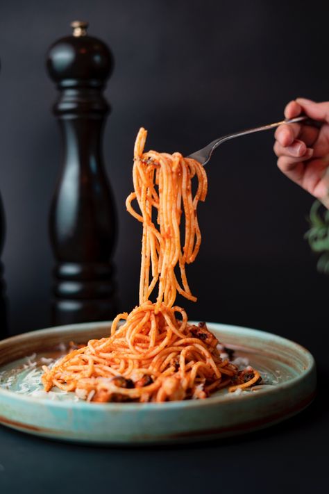 Food Photography Spaghetti, Spaghetti Brulee Photography, Leftovers Aesthetic, Pasta Photoshoot, Spaghetti Photography, Spaghetti Aesthetic, Spag Bowl, Spaghetti Red, Crab Spaghetti