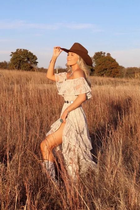 Boho Country Outfits, Cowgirl Shoot, Vestidos Country, Western Photoshoot Ideas, Western Photo Shoots, Country Photoshoot, Cowgirl Photoshoot, Boho Photoshoot, Senior Pic Inspo