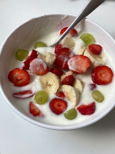 Fruits And Yogurt Bowl, Healthy Munchies Snacks Clean Eating, Yogurt And Fruit Bowl, Healthy Food Menu, Healthy Food Inspiration, Healthy Food Dishes, Healthy Food Motivation, Healthy Lifestyle Food, Food Is Fuel