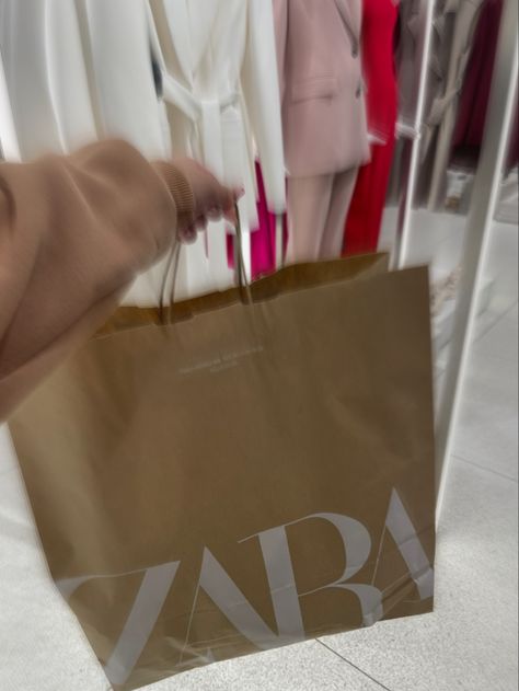 Shopping Outfit Mall, Zara Shop, Mall Shopping, Zara Outfit, Clothes Shop, My Pictures, Shopping Outfit, Hobbies, Zara