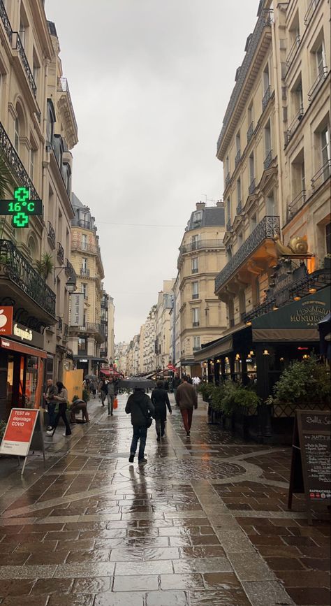 Rainy Paris Aesthetic, Tourist Aesthetic, Paris In The Rain, Rainy Paris, Street In Paris, Paris Mood, Rainy Street, Aesthetic Era, France City