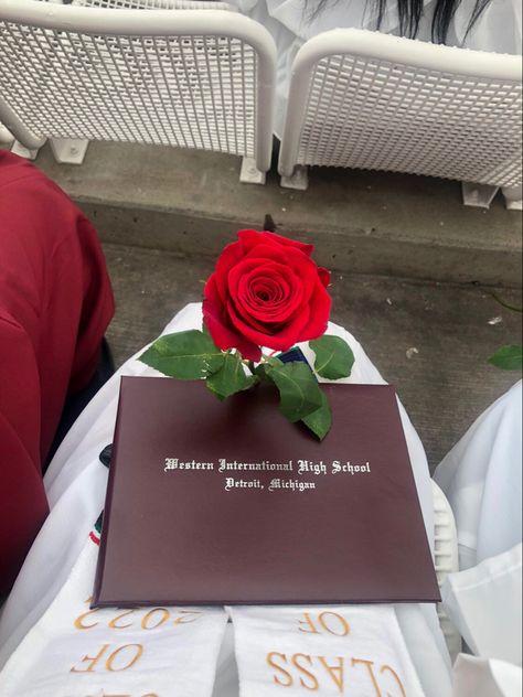 High school diploma flower graduation day white red flower Highschool Diploma Aesthetic, High School Diploma Aesthetic, High School Graduation Aesthetic, Diploma Aesthetic, Highschool Diploma, Graduation Highschool, Highschool Graduation, International High School, Graduation Look