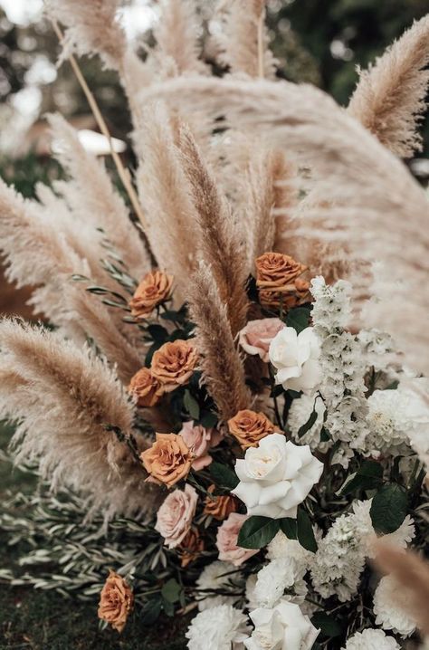 An all-season floral palette Deco Champetre, Summer Wedding Bouquets, Tafel Decor, Grass Wedding, Napa Wedding, Fall Wedding Bouquets, Boho Wedding Decorations, Mod Wedding, Wedding Vibes